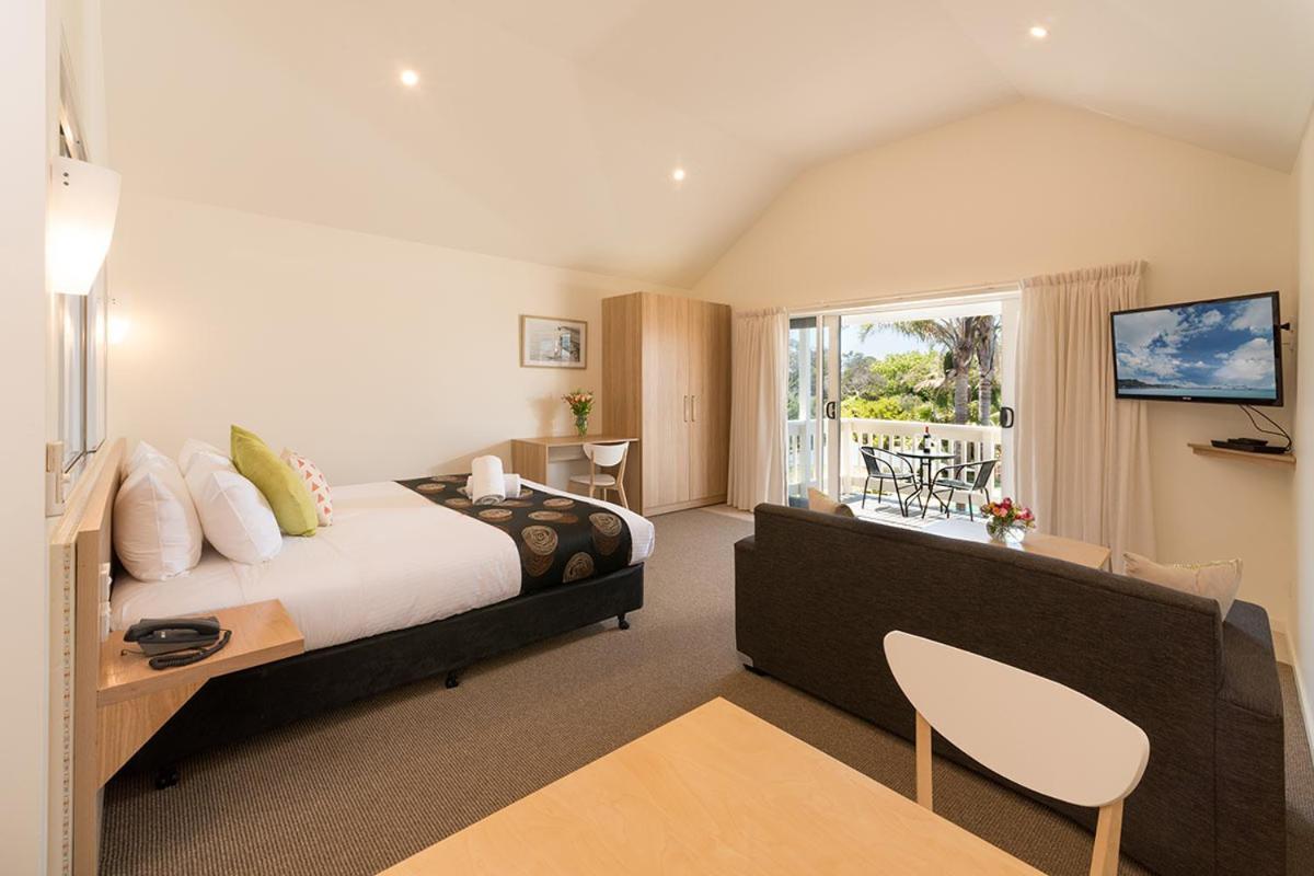 Boathouse And Motel 4*