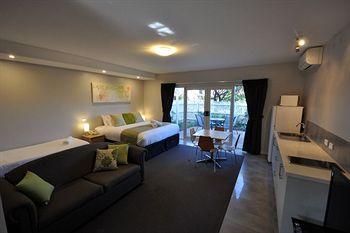 Boathouse And Motel 4*